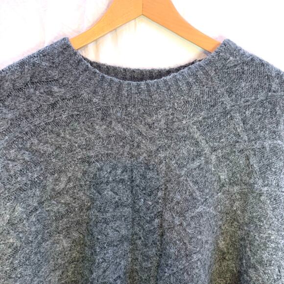 Women’s Abercrombie & Fitch Gray Cable Knit Crew Neck Sweater Size S/M Dolman - Picture 4 of 8